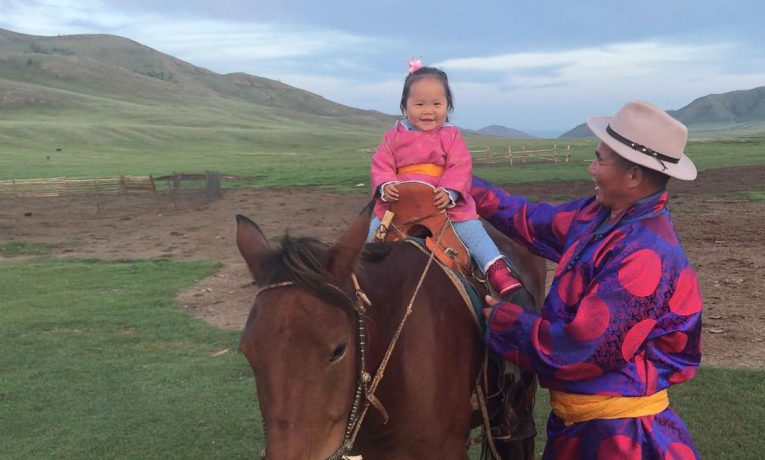 칠더 런스 하트 프로젝 - 말을 타고 있는 몽골 여자 아이