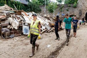 아르바일러의 거리에는 홍수로 인한 잔해가 가득 쌓여있지만 크리스티안과 에스더 질러 부부(오른쪽)와 자원봉사자들은 예수 그리스도의 소망을 전하고 있습니다. 