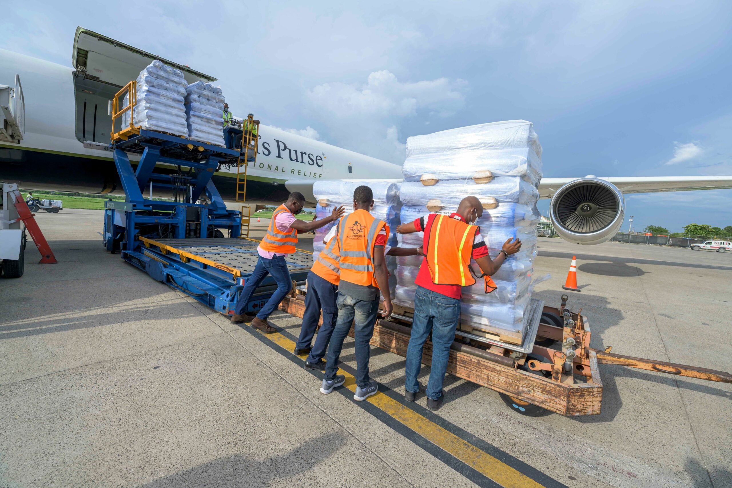 포르토프랭스에서 사마리안퍼스 직원들이 구호물품을 섬의 남부 지역으로의 수송을 하기위해 준비하고 있습니다.